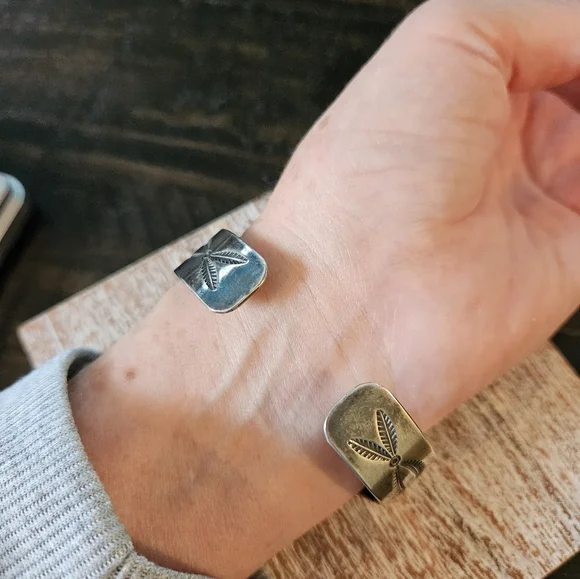 😍SOLD😍Vintage 1950's Collector Artist Signed  Zuni Knifewing Cuff - Picture 5 of 8